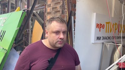 Прибирають сміття та оцінюють пошкодження. Що відбувається на місці ракетного удару по Дніпру Прибирають сміття та оцінюють пошкодження. Що відбувається на місці ракетного удару по Дніпру