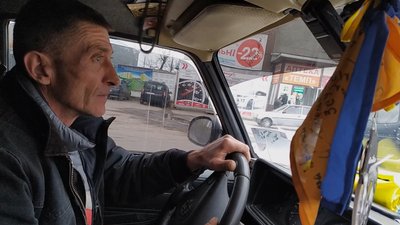 Щодня по 300 кілометрів: один день з життя волонтера з Хмельниччини