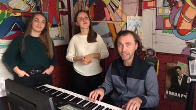 Полтавський музикант Олег Писаренко разом з доньками виконує пісню «Моя Полтава» Полтавський музикант Олег Писаренко разом з доньками виконує пісню «Моя Полтава»