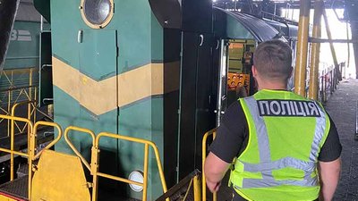 У Тернополі чоловіки зливали дизпаливо з тепловозів