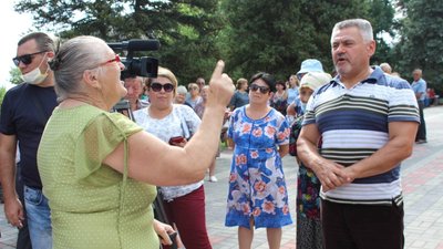 Жителі Новотроїцького на Херсонщині вийшли на акцію протесту — вимагали не підвищувати тарифи Жителі Новотроїцького на Херсонщині вийшли на акцію протесту — вимагали не підвищувати тарифи