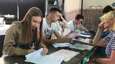 Випускники школи у Тернополі готуються до вступу у виші і продовжують волонтерити