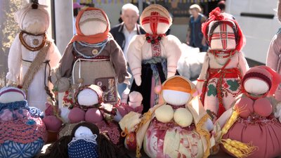 Врятовані у Бахмуті ляльки-мотанки на ярмарку у Луцьку Врятовані у Бахмуті ляльки-мотанки на ярмарку у Луцьку