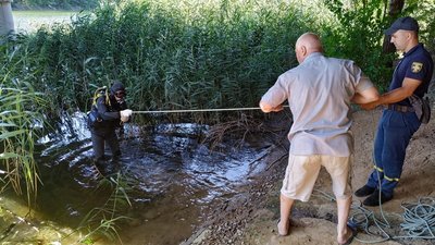 Купалися та стрибали із мосту: на Херсонщині у Північно-Кримському каналі знайшли потопельника Купалися та стрибали із мосту: на Херсонщині у Північно-Кримському каналі знайшли потопельника