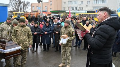 На Тернопільщині попрощалися із загиблим бійцем Миколою Юрчишиним На Тернопільщині попрощалися із загиблим бійцем Миколою Юрчишиним