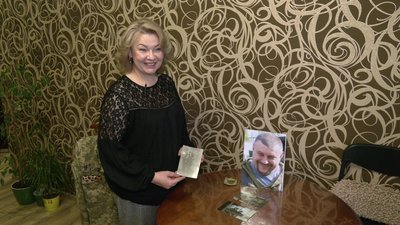 Дружина Олега Громадського Наталія показує спільне фото з чоловіком з сімейного архіву. Березень 2023 року. Фото: Лариса Говина/Суспільне Харків