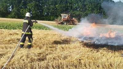 Рятувальник гасить пожежу на полі в одному з районів Вінниччини