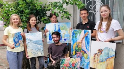 Херсонський художник Армен Казарян передає у дар бібліотеці свої картини