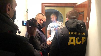 26 листопада, правоохоронці спільно зі спецпризначенцями чоловіка. Фото: ГУ НП у Хмельницькій області. Фото: ГУ НП у Хмельницькій області 26 листопада, правоохоронці спільно зі спецпризначенцями чоловіка. Фото: ГУ НП у Хмельницькій області. Фото: ГУ НП у Хмельницькій області