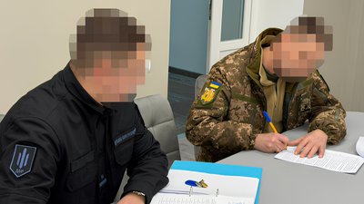 Працівник ДБР поруч із підозрюваним офіцером ТЦК