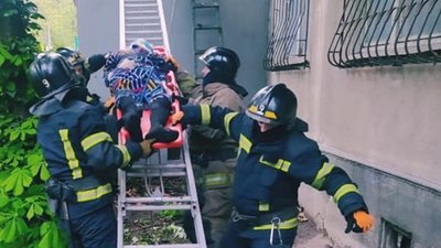 В Одесі шпиталізували літню жінку, яка впала з п'ятого поверху. Її стан критичний