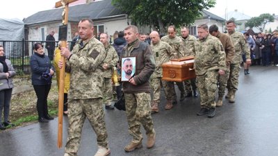 На Тернопільщині попрощалися з бійцем Богданом Жуком На Тернопільщині попрощалися з бійцем Богданом Жуком