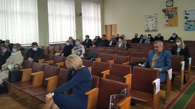 У Тернополі майже сто працівників лікарні пікетували біля райради У Тернополі майже сто працівників лікарні пікетували біля райради
