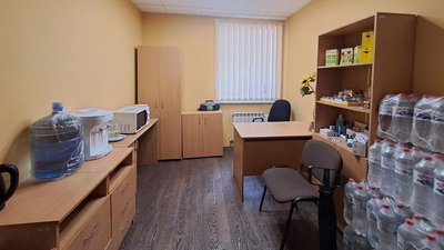 Запаси ліків, води і їжі в пункті незламності в приміщенні Подільської районної ради Кропивницького. Березень 2023 року Запаси ліків, води і їжі в пункті незламності в приміщенні Подільської районної ради Кропивницького. Березень 2023 року
