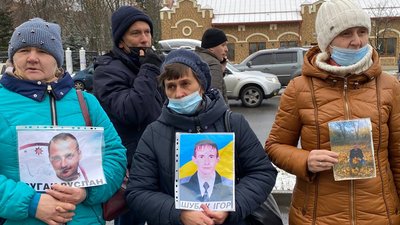 "Наші серця розриваються". Родичі полонених влаштували акцію під посольством РФ