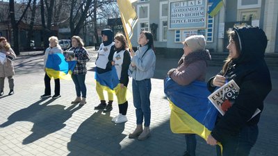 Акція на підтримку українців, які перебувають у російському полоні, зібрала в Хмельницькому понад три десятки учасників Акція на підтримку українців, які перебувають у російському полоні, зібрала в Хмельницькому понад три десятки учасників