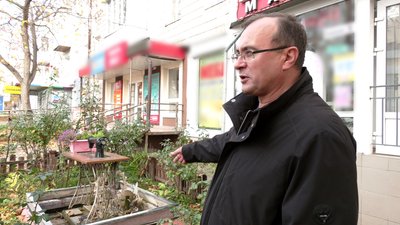 "Сходжу на адмінкомісію, можливо, схаменуться": у Рівному муніципали склали протокол на власника магазину через клумбу