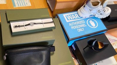 Закарпатські митники вилучили в прикарпатця брендові речі Закарпатські митники вилучили в прикарпатця брендові речі