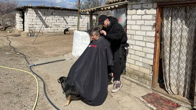 Кожен воює на своєму фронті. До миколаївського села приїхали перукарі Кожен воює на своєму фронті. До миколаївського села приїхали перукарі