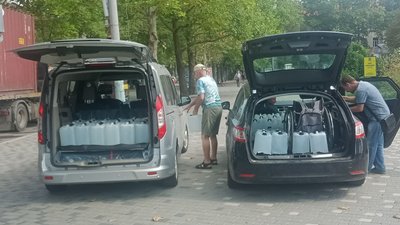 Миколаївські та одеські волонтери роздали 11 тонн питної води Миколаївські та одеські волонтери роздали 11 тонн питної води