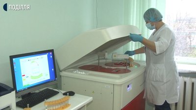 Подарунки "під ялинку": лабораторія Хмельницької обллікарні отримала обладнання на 3,8 мільйонів