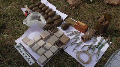 Тротилові шашки, гранати та на бої: у жителя Закарпаття вилучили арсенал зброї