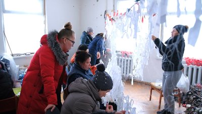 Працюють щоденно: на Вінниччині волонтери плетуть зимові сітки для захисників