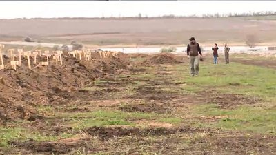 Одне з місць масових поховання під Маріуполем Одне з місць масових поховання під Маріуполем