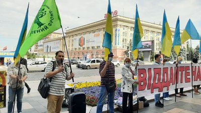 Біля Харківської обладміністрації одночасно влаштували три пікети Біля Харківської обладміністрації одночасно влаштували три пікети