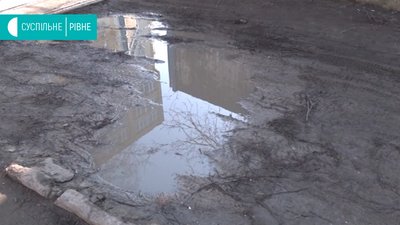 Пошкоджені автівками газони біля дитячої поліклініки Пошкоджені автівками газони біля дитячої поліклініки