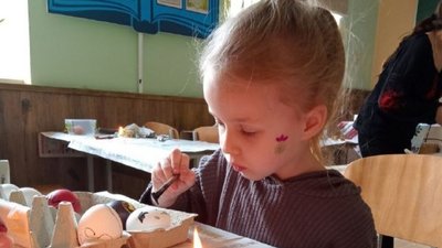 У Тернополі діти переселенців вчилися писати писанки У Тернополі діти переселенців вчилися писати писанки