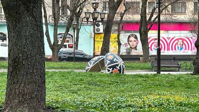 У центрі Тернополя пошкодили одну з декоративних писанок