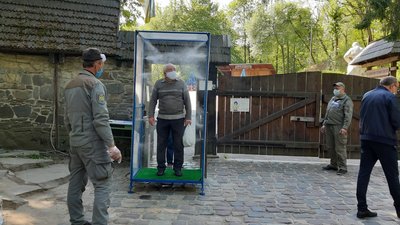 Вхід через дезінфікуючу рамку: у Львові відновив роботу Шевченківський гай