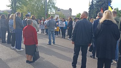 Хвилина мовчання: в Житомирі вшанувати пам'ять загиблих вийшли представники міськради Хвилина мовчання: в Житомирі вшанувати пам'ять загиблих вийшли представники міськради