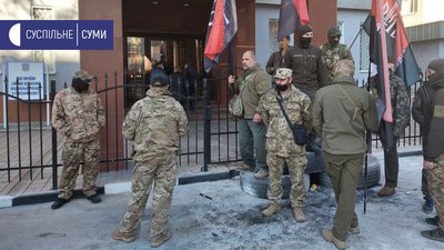 Біля сумського управління поліції мітингує "Правий сектор": звинувачують у бездіяльності (ФОТО) Біля сумського управління поліції мітингує "Правий сектор": звинувачують у бездіяльності (ФОТО)