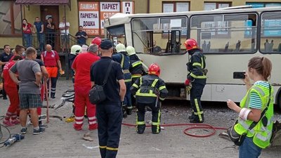 У селі Угринів біля Івано-Франківська зіткнулися три автомобілі й автобус. Є травмовані