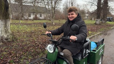 Соціальна працівниця Наталія Дячук опановує новий для неї вид транспорту — трицикл