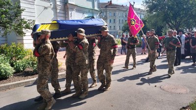 У Сумах попрощалися з Володимиром Захарченком, який загинув на Донеччині У Сумах попрощалися з Володимиром Захарченком, який загинув на Донеччині
