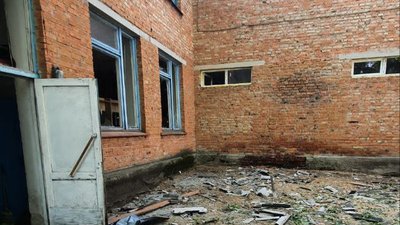 З території Росії обстріляли прикордонне село Павлівка на Сумщині: пошкоджена школа та приватні будинки З території Росії обстріляли прикордонне село Павлівка на Сумщині: пошкоджена школа та приватні будинки