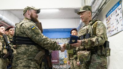 Військовослужбовця з Сумщини нагородили почесним нагрудним знаком "Золотий Хрест"