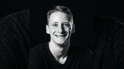 Фотограф з Івано-Франківська відзняв випускників на руїнах Чернігова Фотограф з Івано-Франківська відзняв випускників на руїнах Чернігова