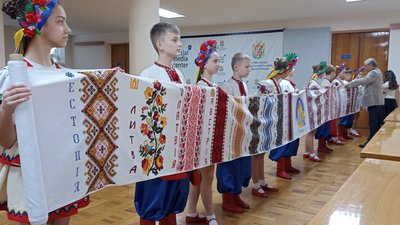 Міжнародний рушник єднання, цвіт нації, вишивання, вишивка, Полісся, фрагмент, житомирські вишивальниці Міжнародний рушник єднання, цвіт нації, вишивання, вишивка, Полісся, фрагмент, житомирські вишивальниці