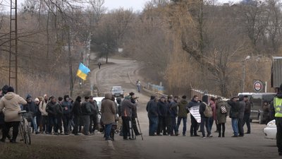 На Черкащині люди перекрили дорогу, вимагаючи її ремонту