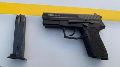 Нічна стрілянина у прикордонному місті: Ямпільські поліцейські вилучили пістолет у місцевого жителя