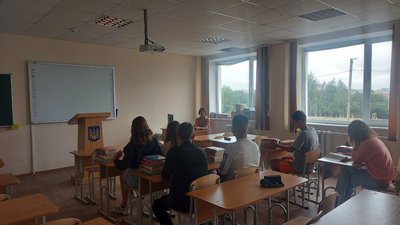 Світлана Басіста та учні спілкуються в класі відремонтованої школи Хмельницької громади, пошкодженої внаслідок обстрілів російською армією, серпень 2023. Фото: Суспільне Хмельницький Світлана Басіста та учні спілкуються в класі відремонтованої школи Хмельницької громади, пошкодженої внаслідок обстрілів російською армією, серпень 2023. Фото: Суспільне Хмельницький