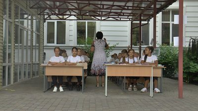 У полтавському ліцеї № 3 проводять уроки надворі У полтавському ліцеї № 3 проводять уроки надворі