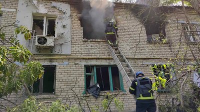 За добу на Миколаївщині рятувальники ліквідували три пожежі. Одна з них виникла через обстріли