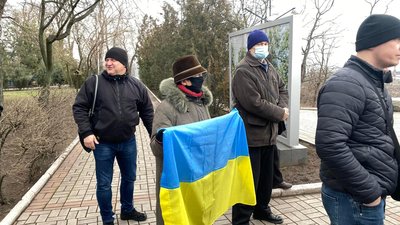 Жителі Маріуполі на вшанування пам'яті, фото: Суспільне Жителі Маріуполі на вшанування пам'яті, фото: Суспільне