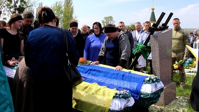 З трьома захисниками попрощалися у селищі Чупахівка на Охтирщині