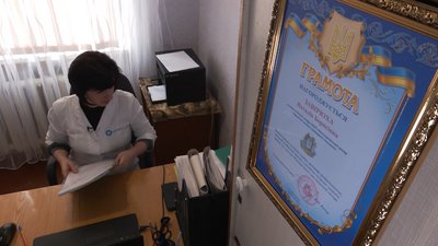 Перша в Україні вакцинувала людину від коронавірусу. Медсестра з Черкас Наталія завірюха Перша в Україні вакцинувала людину від коронавірусу. Медсестра з Черкас Наталія завірюха